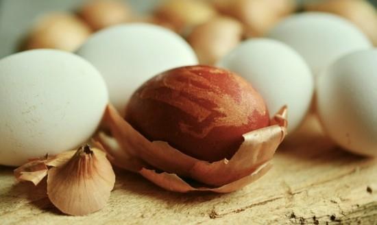jajka barwnik cebula zrównoważona wielkanoc