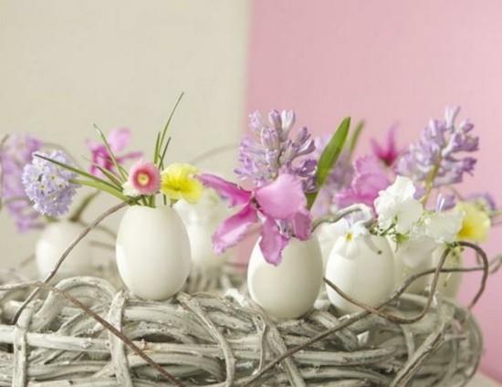 wazony na jajka pełne wiosennych kwiatów pomysły na dekoracje wielkanocne