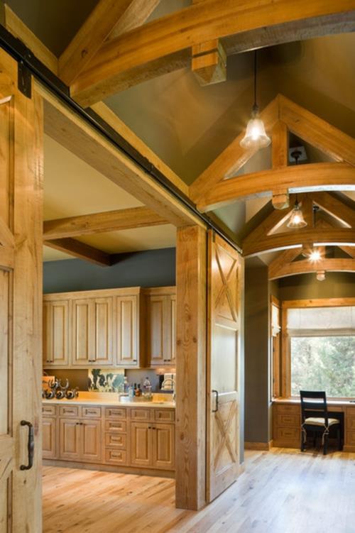 elastyczna konstrukcja kuchni z jasnego drewna otwarte belki stropowe