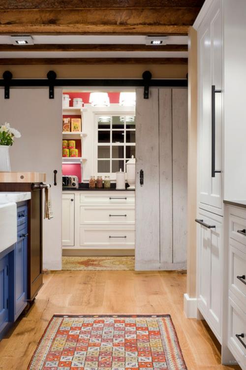 elastyczna konstrukcja kuchni białe drzwi przesuwne