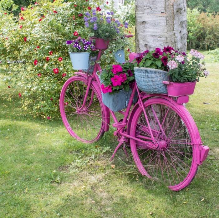 rower dziewczęcy jako dekoracja ogrodu
