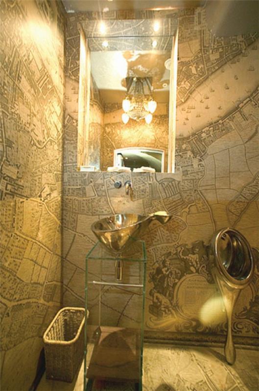 un urinoir à la maison fait de vieux murs de carte en acier brillant