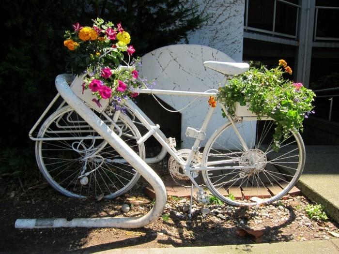 biały rower w ogrodzie