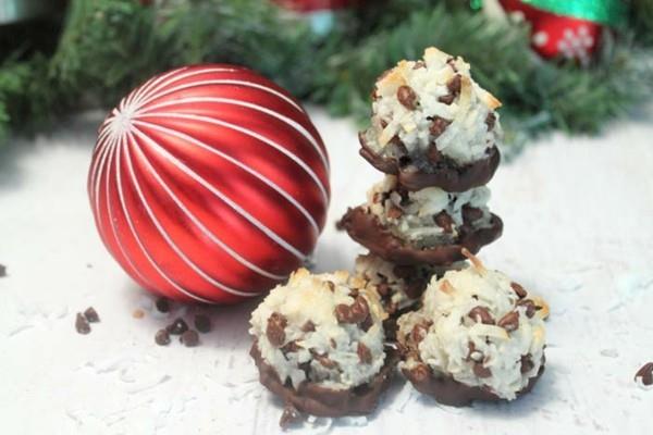 proste makaroniki kokosowe z kawałkami czekolady jako świąteczny deser