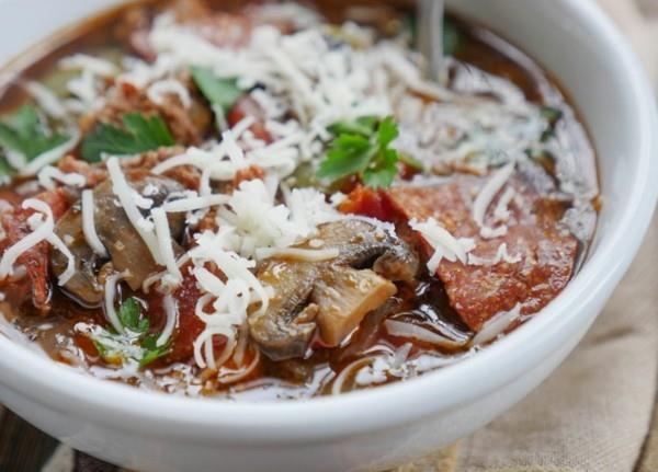 soupe de pizza simple avec légumes et fromage