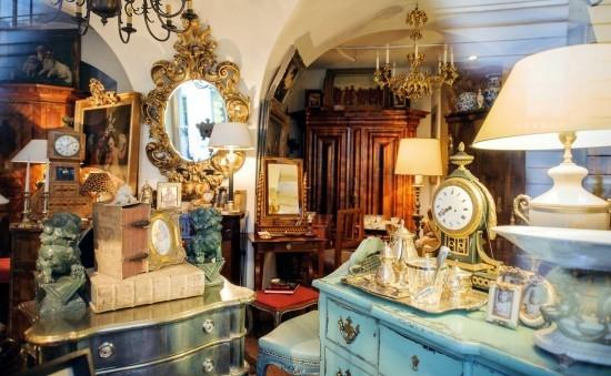 ameublement avec des objets anciens