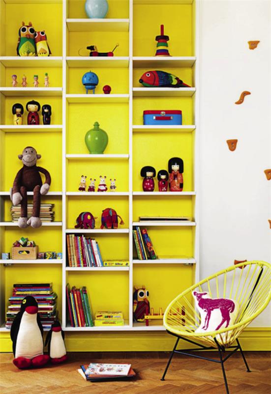 idées de couleurs chambre d'enfants mur jaune étagère blanche