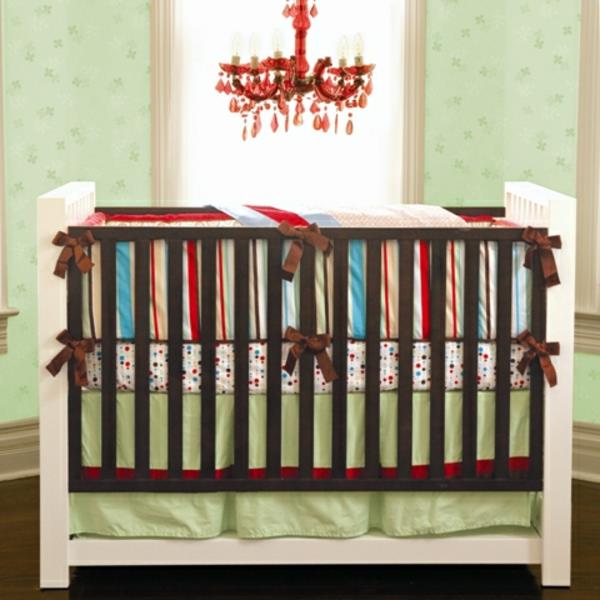 idées de couleurs chambre d'enfant rouge et turquoise berceau blanc