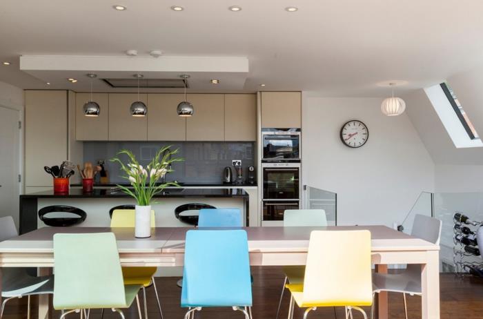 pomysły na umeblowanie porady dotyczące wyposażenia kuchni salon stół jadalny jadalnia krzesła plastikowe wyspa kuchenna metalowy wisiorek światła