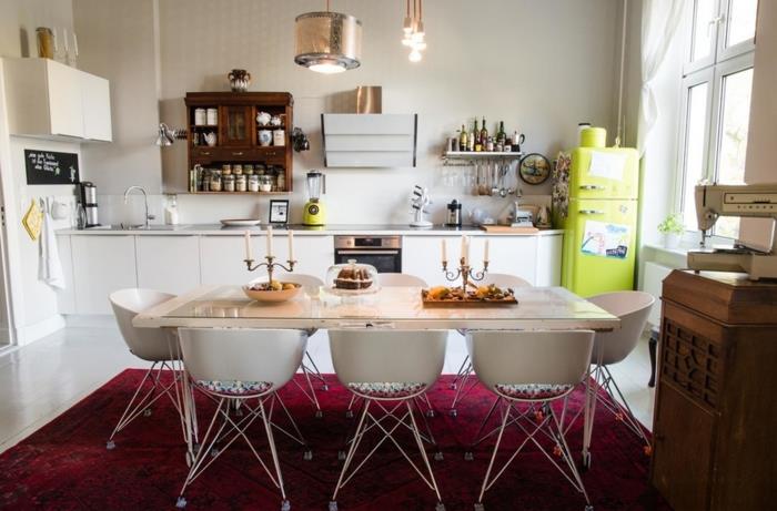 Pomysły na umeblowanie nowoczesna kuchnia pomysły na salon jadalnia stół jadalny krzesła skandynawski design białe szafki kuchenne dywan czerwony