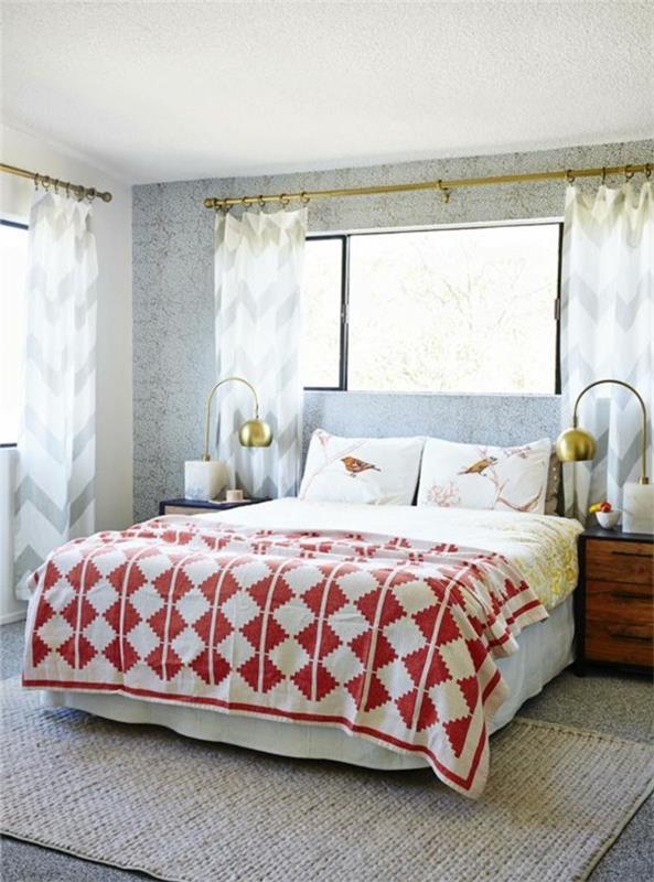 Les idées d'ameublement de chambre combinent un beau linge de lit avec des rideaux