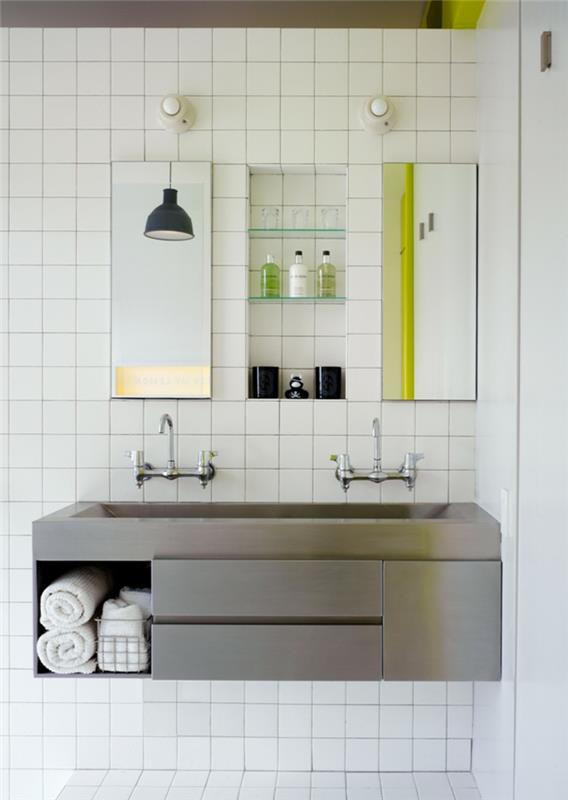 Appartement d'une pièce mis en place cabine de douche évier carrelage mural blanc miroir mural