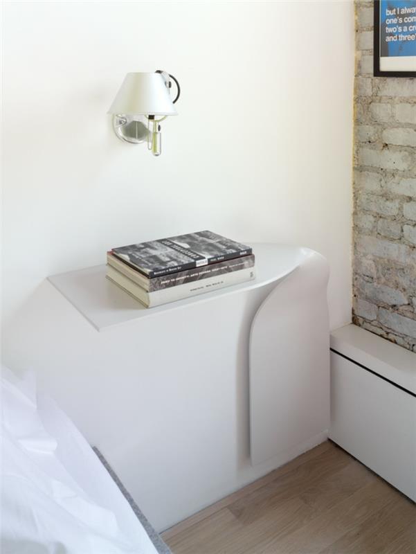 Appartement d'une pièce mis en place lampe murale table de chevet design moderne mur de briques