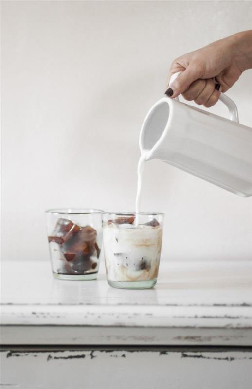 letnie przepisy pojemnik na kostki lodu kawa mleko