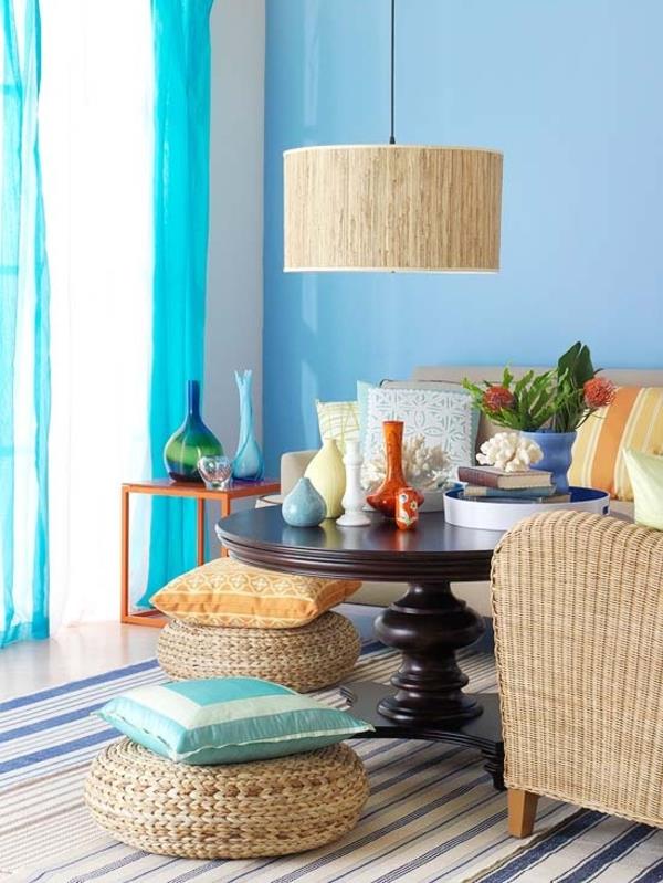 eklektyczny salon niebieski niuanse rattanowy stół meblowy