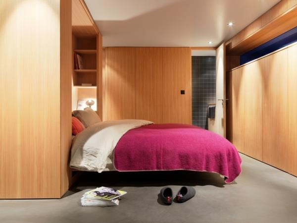 élégant lit pliant de cabine de montagne avec étagères intégrées