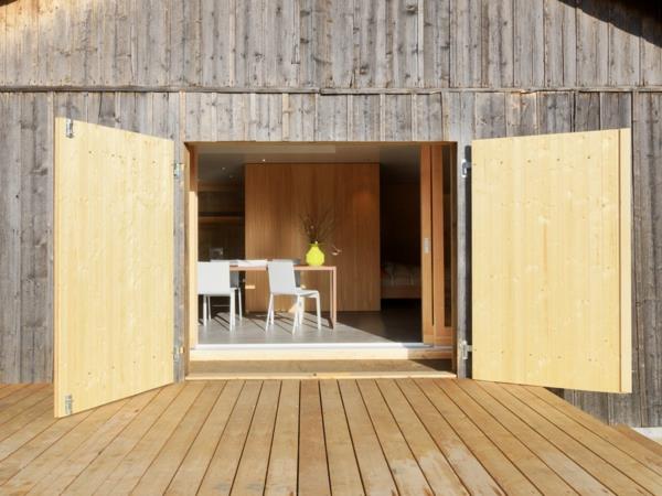 cabane de montagne élégante en bois naturel de différentes nuances