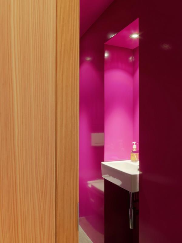 élégante salle de bain originale de cabane de montagne rose avec lumières intégrées
