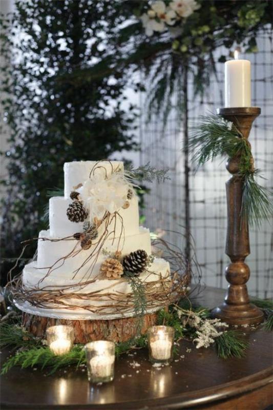 elegancki tort weselny zimowa dekoracja ślubna z szyszkami