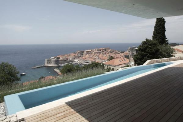 maison élégante en croatie terrasse couverte planchers en bois