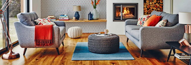 Moderní obývací pokoj s šedými pohovkami