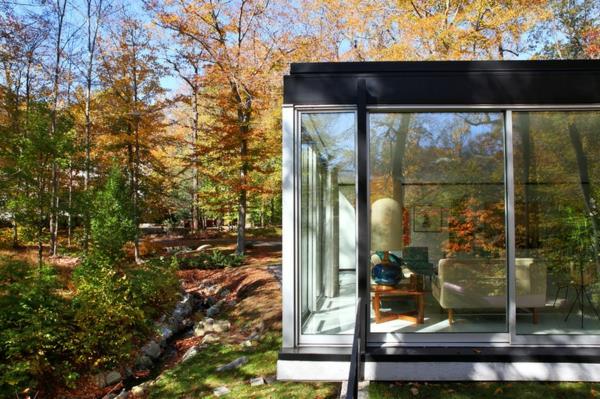 fenêtre panoramique de la maison à économie d'énergie dans la forêt