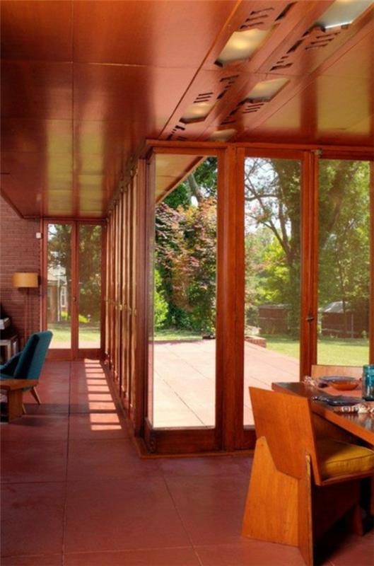 fenêtres du sol au plafond de la maison à économie d'énergie avec des cadres en bois