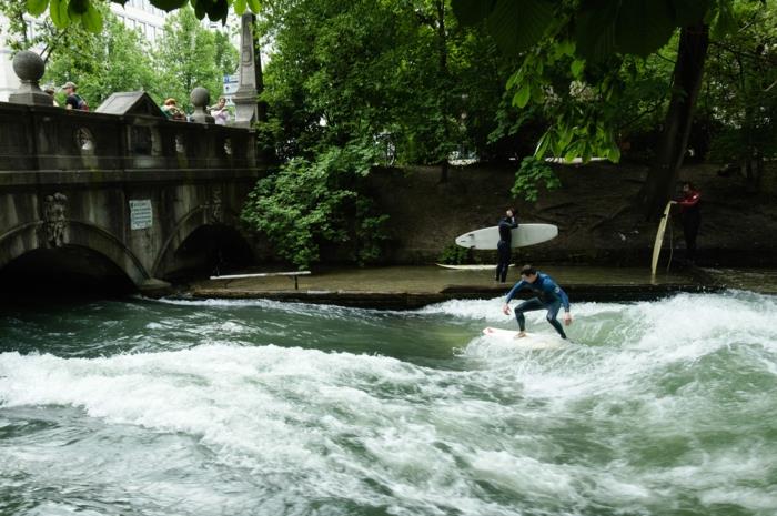 angielski ogród monachium wietrznie surfing