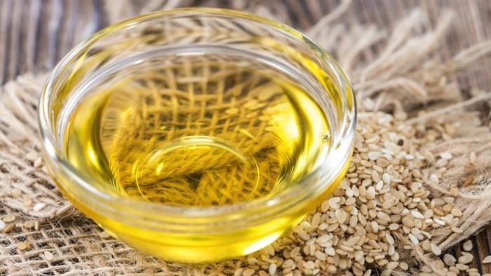 oczyszczający detoksykujący olej wyciągający z nasion sezamu tłoczony na zimno zdrowy