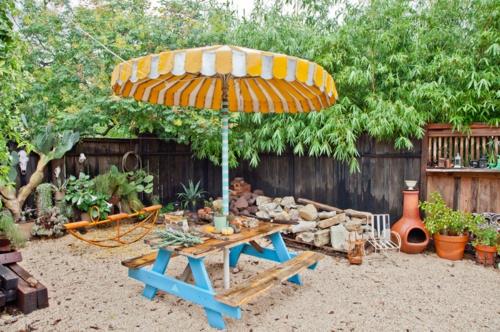 udany projekt ogrodu parasol żółty miejsce do siedzenia
