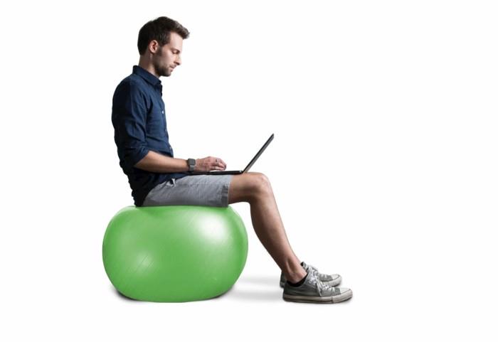 assis ergonomiquement assis balle gymnastique homme ordinateur portable