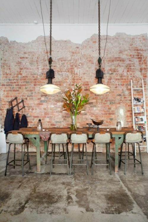 salle à manger design mur de briques chaises de bar table en bois maigre