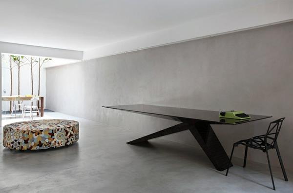 Salle à manger moderne mise en place d'une table à manger noire minimaliste