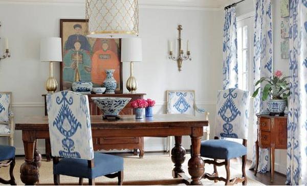Projekt jadalni beżowe krzesła tapicerowane niebiesko białe tradycyjne