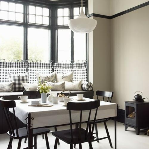 salle à manger intérieur noir et blanc déco coussins chaises