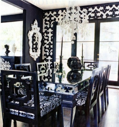 salle à manger intérieur noir et blanc ornements lustre chrome miroir
