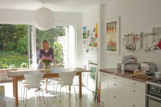 salle à manger cuisine avec coin repas mis en place chaises table en bois