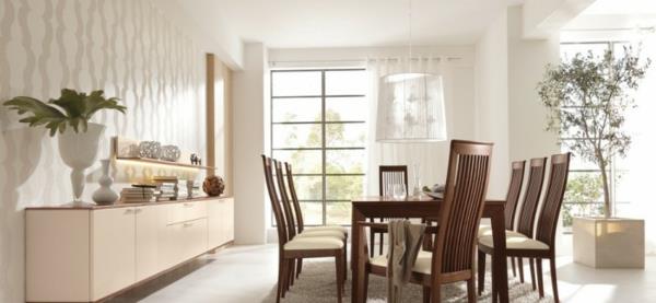 salle à manger avec meubles en bois