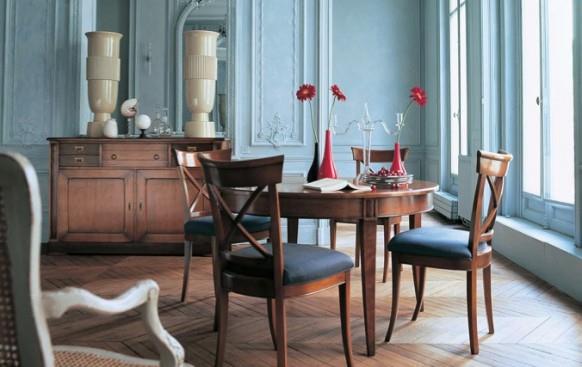 salle à manger avec meubles rustiques murs bleus