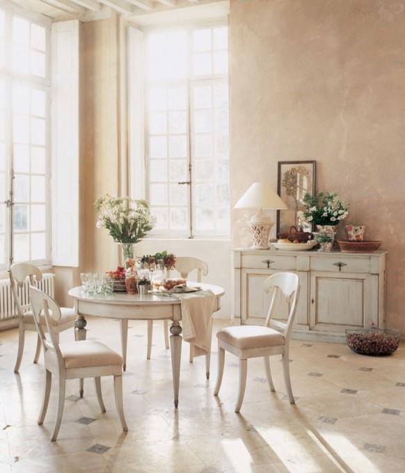 salle à manger avec des meubles blancs rustiques