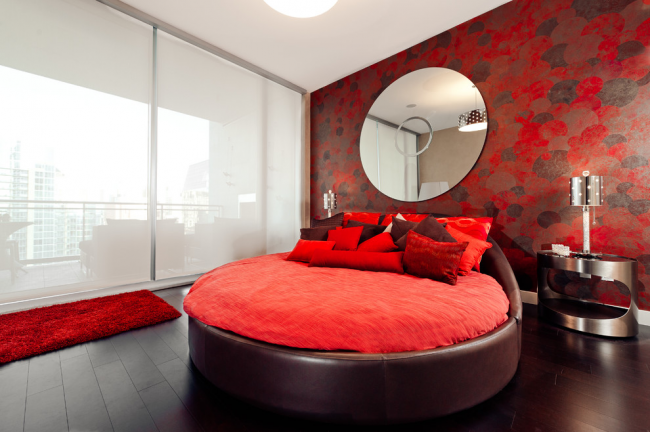 Ungewöhnliches rundes Bett in einem modernen Schlafzimmer