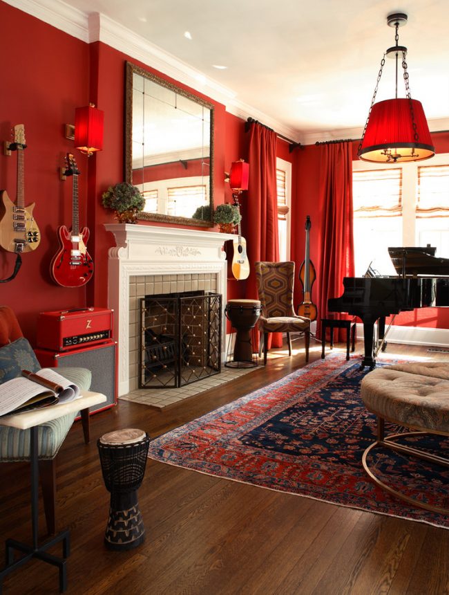 Helle und kontrastierende rote Wände, perfekt für eine kreative und positive Stimmung