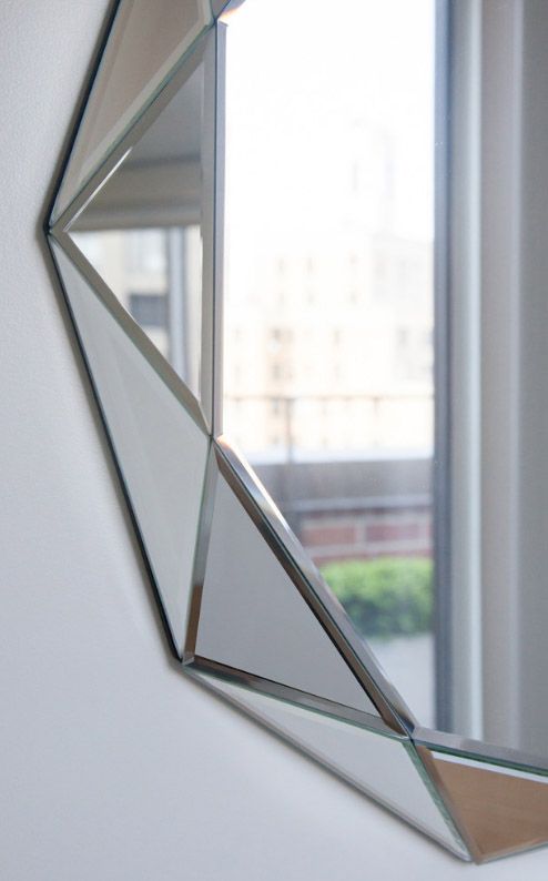 Der Facettenschliff sieht im Innenraum stilvoll aus, daher praktizieren viele Designer das Fehlen von Rahmen für solche Spiegel.