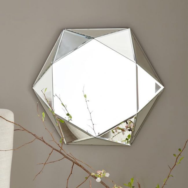 Facettenspiegel wirken voluminös und harmonieren harmonisch mit schlichten Wänden. Viele Designer kreieren eine Form für abgeschrägte Spiegel, ähnlich dem Schliff von Edelsteinen.