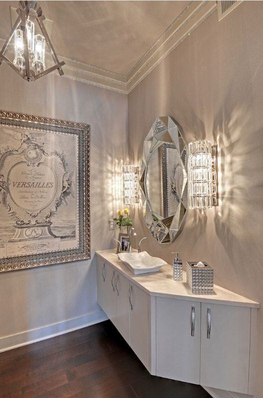 Diamantförmiger abgeschrägter Spiegel in einem luxuriösen Badezimmer