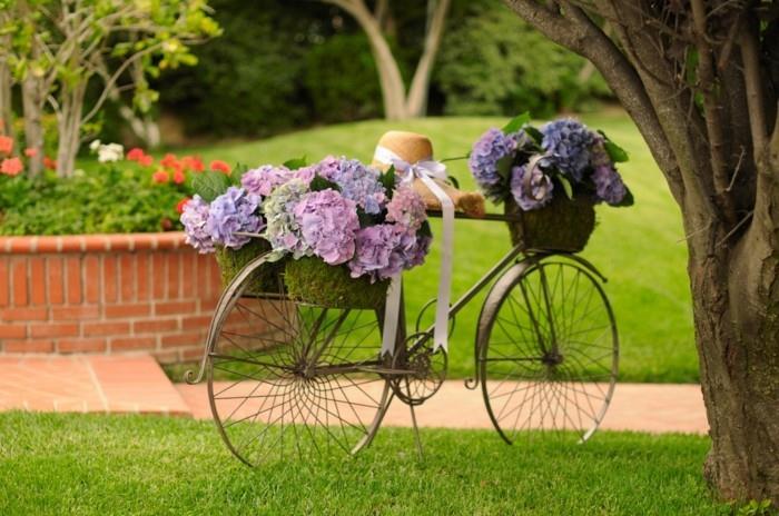 udekoruj rower i umieść go w ogrodzie