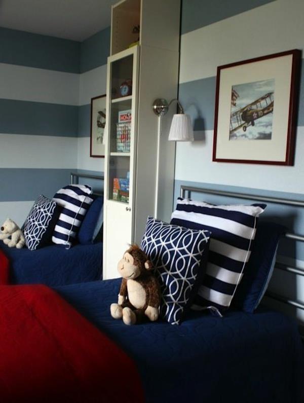 Idées de couleurs pour chambre d'enfant, couvre-lits bleus à rayures