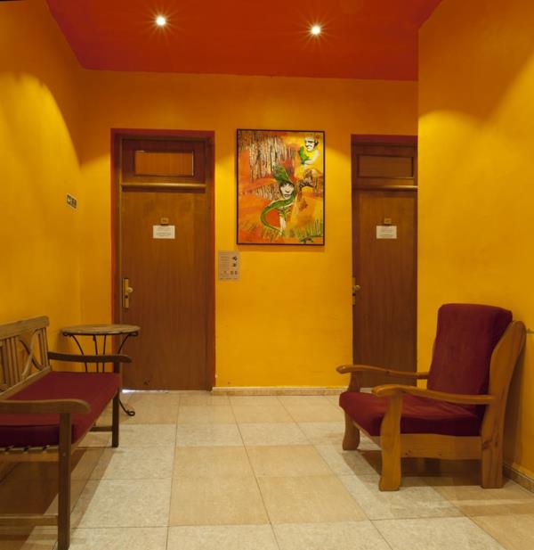 kolor korytarz żółty pomarańczowy sufit