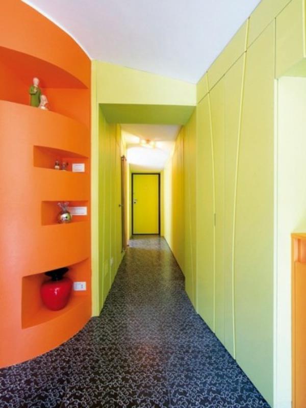 kolor przedpokój żółty pomarańczowy wbudowane półki