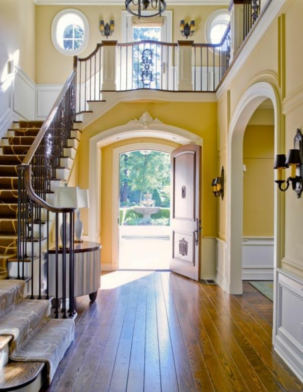 kolor korytarz żółty biały drewniane deski podłogowe